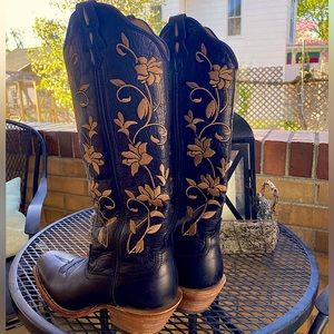 Twisted X western boots. Size W7.5 fit like a W8. Bought for $200 barely worn.